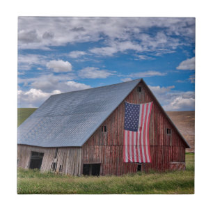 Celeiro com bandeira americana Colfax,