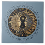 Celestial Sun Moon Stars Midnight Sky Personalizad<br><div class="desc">Um elegante e antigo azulejo de estrelas da lua solar etérea que pode ser personalizado com sua própria citação favorita ou seu nome. Você pode usá-las para a backsplash do decoro doméstico,  como portas copos ou como azulejo decorativo. Fundo azul. Você pode adicionar sua citação favorita ou seu nome.</div>