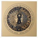 Celestial Sun Moon Stars Midnight Sky Personalizad<br><div class="desc">Um elegante e antigo azulejo de estrelas da lua solar etérea que pode ser personalizado com sua própria citação favorita ou seu nome. Você pode usá-las para a backsplash do decoro doméstico, como portas copos ou como azulejo decorativo. Fundo colorido de areia. Você pode adicionar sua citação favorita ou seu...</div>