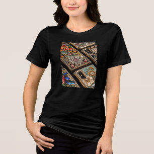 Celulares Elegantes em Camiseta Branca de Manga Cu