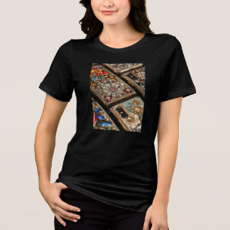 Celulares Elegantes em Camiseta Branca de Manga Cu