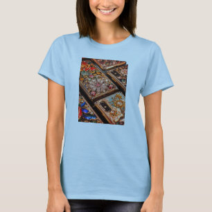 Celulares Elegantes em Camiseta Branca de Manga Cu