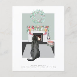 Cena de Natal do cão Labrador preto junto à lareir