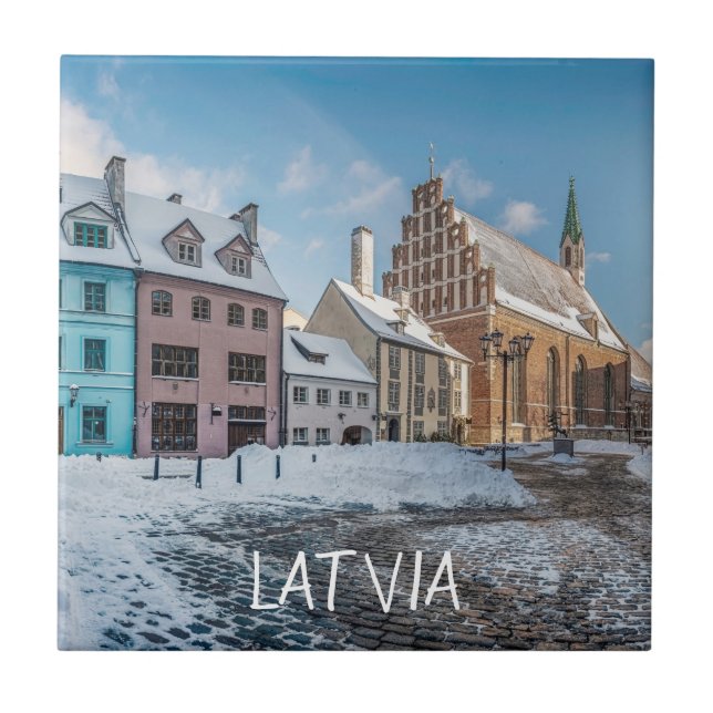 Centro de cidade de inverno de neve em Riga, Letón (Frente)