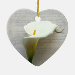 Cerâmica calla lily sobre ornamento cardíaco de escrita man