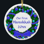Cerâmica Nosso primeiro ornamento da grinalda do ano de<br><div class="desc">Um simples e bonito com as decorações azuis e verdes,  apropriadas para seu "Hanukkah Bush"! Modelos parte dianteira e parte traseira,  com "nosso primeiro Hanukkah (ano) na parte dianteira e no ano na parte traseira.</div>
