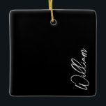 Cerâmica Ornamento cerâmico de nome personalizado de script<br><div class="desc">Presentes de Nome Personalizado Minimalista Moderno Este design apresenta um nome personalizado em branco com o script de escrita manual moderna em fundo preto.</div>