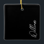 Cerâmica Ornamento cerâmico de nome personalizado de script<br><div class="desc">Presentes de Nome Personalizado Minimalista Moderno Este design apresenta um nome personalizado em branco com o script de escrita manual moderna em fundo preto.</div>