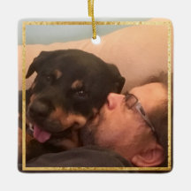 Ornamento de Fotografias Douradas na Praça do Cão 