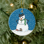 Cerâmica Ornamento de Snowman e Rato<br><div class="desc">Este adorno cerâmico bonito apresenta um boneco de neve olhando para um rato com uma pá de neve.</div>