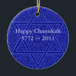 Cerâmica Ornamento personalizado de Chanukah<br><div class="desc">Elaboram os redemoinhos do scrollwork rico baseados em produtos manufacturados judaicos marroquinos dos séculos há decoram este ornamento elegante de Chanukah. Personalize este ornamento com seu próprio cumprimento.</div>