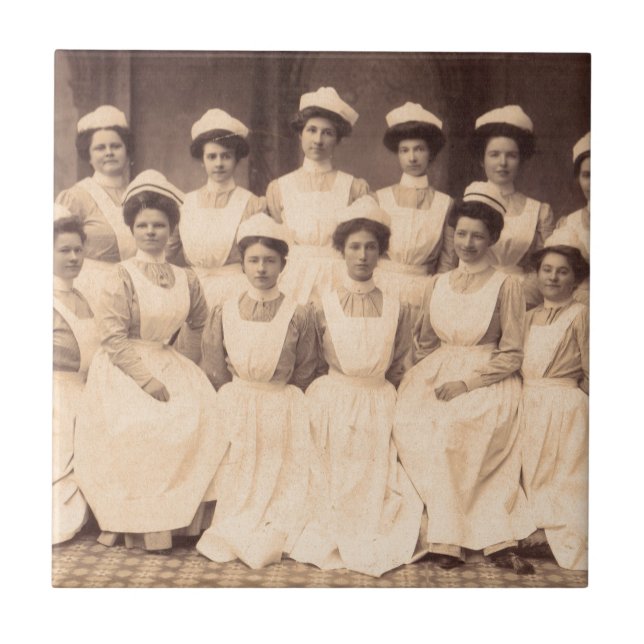 cerca de 1914 formandos da escola de enfermagem (Frente)