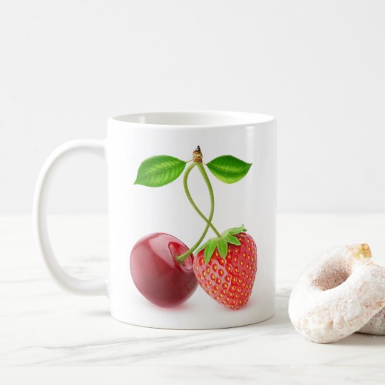 Cereja e morango junto caneca de café