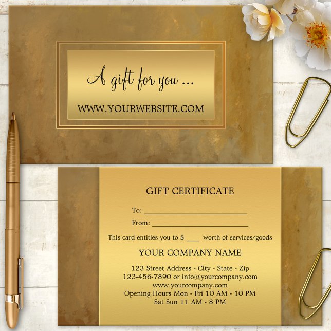 Certificado de Presente Artístico Elegante Dourado (A modern business card sized gift certificate featuring a classic brown painted design with gold)
