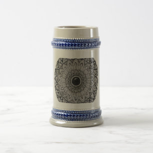 Cerveja arte de mandala preta em uma caneca alta