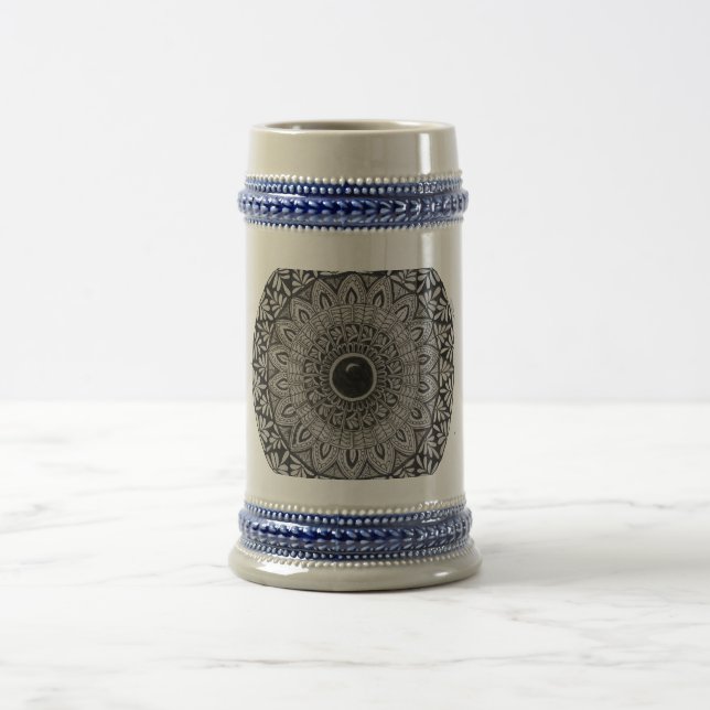Cerveja arte de mandala preta em uma caneca alta (Centro)