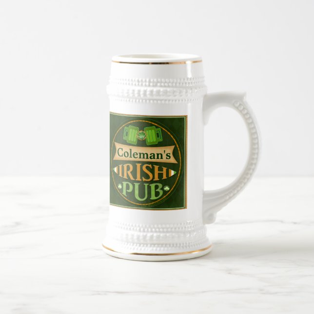 Cerveja Caneca irlandesa do bar do dia de St Patrick (Direita)