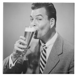 Cerveja do bebendo do homem de negócios