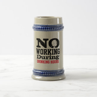 Cerveja Sem Trabalho Durante as Horas de Bebida Caneca de
