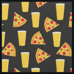 Cervejas e Comida de pizza Tecido preto padrão<br><div class="desc">Tecido preto com pinças de cerveja e fatias de pizza de pepperoni</div>
