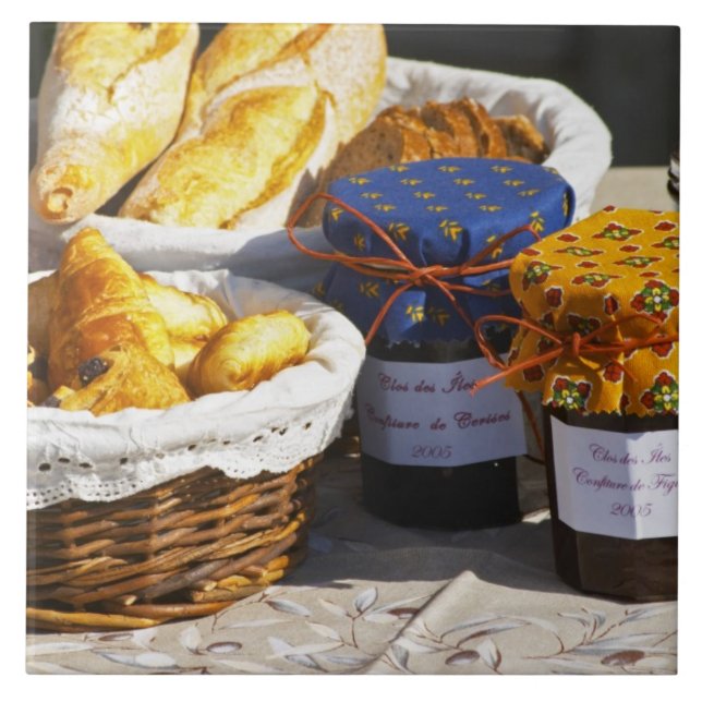 Cesta com croissants e pães de chocolate. (Frente)