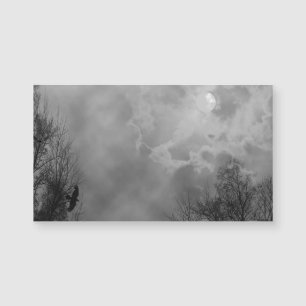 Céu assombrado do Dia das Bruxas com corvos