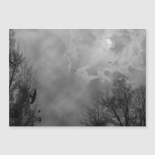 Céu assombrado do Dia das Bruxas com corvos