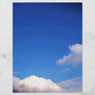 Céu azul claro & nuvens brancas