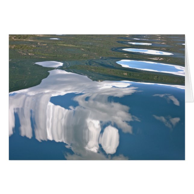 Céu azul com o cartão vazio das reflexões do lago (Frente Horizontal)