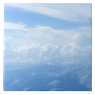 Céu azul pastel, nuvens brancas lisas