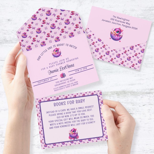 Chá de fraldas de Dinossauro Rosa Bebê Em Breve ("Hatching Soon" Pink Baby Dinosaur All In One Baby Shower Invitation and Books for Baby)