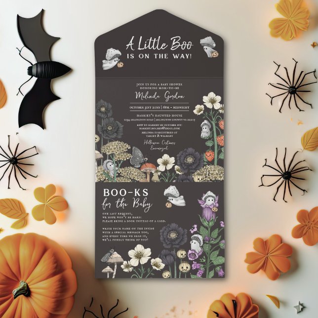 Chá de fraldas do Dia das Bruxas dos Fantasmas Neg (A little boo is on the way black Halloween baby shower invitations with flowers and mushroom ghosts.)