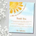 Chá de fraldas Sunshine - Muito Obrigado<br><div class="desc">Este cartões de agradecimentos de orçamento apresenta o texto "Um pequeno raio de sol está quase aqui!" com um sol amarelo e um fundo azul-céu. Perfeito para um chá de fraldas neutro em termos de gênero. Facilmente personalizável. Use a Ferramenta Design para alterar o tamanho, o estilo ou a cor...</div>