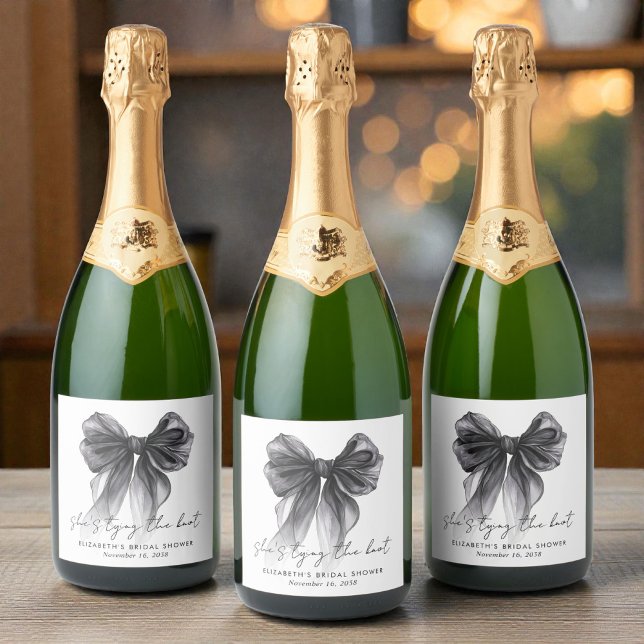 Chá de Noiva Laço Preto (Shes Tying The Knot Black Bow Bridal Shower Sparkling Wine Label)