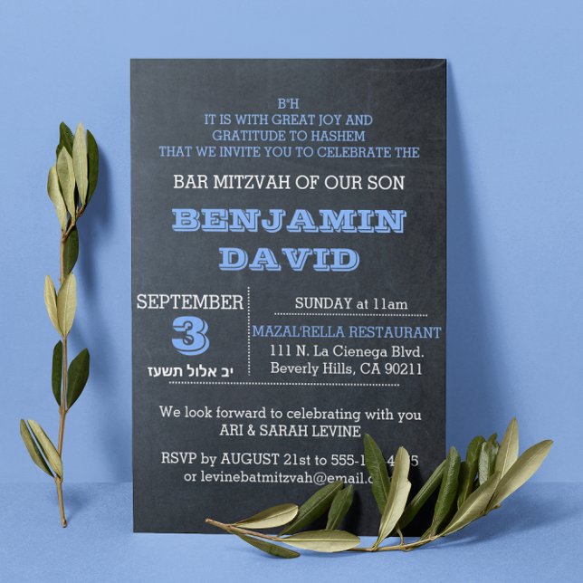 Chalkboard Blue B"H Bar Mitzvah Convite (Criador carregado)