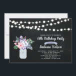 Chalkboard, Mason Jar 60º Convite de Aniversário<br><div class="desc">Celebre seu dia especial com este convite de na moda. Este design apresenta luzes de cordas,  jarro de pedras e buquê de flores com fundo de quadro.</div>