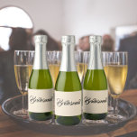 Champagne Bridesmaid Script Simples Estilizado<br><div class="desc">Etiquetas autoadesivas para as suas minigarrafas de vinho espumante que apresentam uma cor de champanhe de tendência juntamente com a "Bridesmaid" impressa em preto e estilizado. Uma ideia excelente para quando dá as damas de honra,  além de planejar uma festa de solteira!</div>