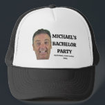 Chapéu de Cabeleireiro Personalizado | Boné de Cam<br><div class="desc">Honre o noivo de uma maneira hilária com este boné de caminhoneiro personalizado com a cara do noivo! Personalize este favor de festa de solteiro único com a foto do noivo para um presente inesquecível. Perfeito para toda a turma do noivo, este boné de malha ajustável é indispensável para a...</div>