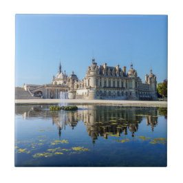 Chateau de Chantilly com reflexo num lago
