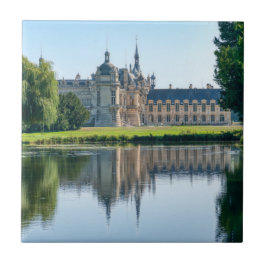 Chateau de Chantilly e reflexão em um lago