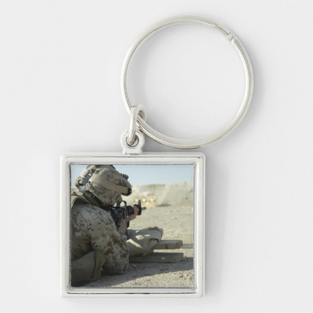 Chaveiro A Marine dispara uma espingarda de serviço M16A2 (Frente)