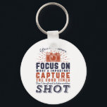 Chaveiro A Vida É Como Uma Câmera Fotográfica<br><div class="desc">A vida é como uma câmera. Concentre-se no que é importante. Capture os bons tempos. Design de citação inspiracional e motivacional para fotógrafos. Legal ditado e mercadoria de tipografia para aqueles que adoram tirar fotos, membro do clube de fotografia. Vintage e design angustiado para fotógrafos amadores ou profissionais que carregar...</div>