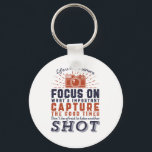 Chaveiro A Vida É Como Uma Câmera Fotográfica<br><div class="desc">A vida é como uma câmera. Concentre-se no que é importante. Capture os bons tempos. Design de citação inspiracional e motivacional para fotógrafos. Legal ditado e mercadoria de tipografia para aqueles que adoram tirar fotos, membro do clube de fotografia. Vintage e design angustiado para fotógrafos amadores ou profissionais que carregar...</div>
