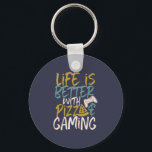 Chaveiro A vida é melhor com pizza e jogos de vídeo<br><div class="desc">A vida é melhor com pizza e jogos. Design engraçado e humorístico para jogadores, geeks e nerd de jogos. Esta mercadoria legal e incrível é excelente para aqueles que adoram brincar de video games e comer pizza. Perfeito para celebrar o Dia Nacional dos Videos games enquanto comia pizza no sofá....</div>
