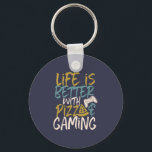 Chaveiro A vida é melhor com pizza e jogos de vídeo<br><div class="desc">A vida é melhor com pizza e jogos. Design engraçado e humorístico para jogadores, geeks e nerd de jogos. Esta mercadoria legal e incrível é excelente para aqueles que adoram brincar de video games e comer pizza. Perfeito para celebrar o Dia Nacional dos Videos games enquanto comia pizza no sofá....</div>