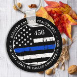 Chaveiro Abençoados São Os Pacificadores Personalizados Da<br><div class="desc">Abençoados são os Pacificadores, pois eles serão chamados de filhos de Deus. Chaveiro de linha azul fina personalizada para policiais e polícias. Personalize com o número de crachá do policial. Esta chaveiro de oração policial personalizada é perfeita para presentes de graduação na academia de polícia para oficiais recém-formados, ou presentes...</div>