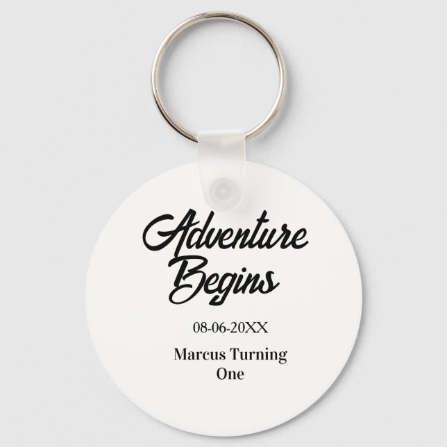 Chaveiro Adventure begins 1st birthday name date simple min (Frente)