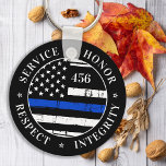 Chaveiro Agente de Polícia Personalizado de Sinalizador de<br><div class="desc">Honra De Serviço Respeita A Integridade. Chaveiro de linha azul fina personalizada para policiais e polícias. Personalize com o número do crachá do oficial. Esta chaveiro de polícia personalizada é perfeita para ofertas de graduação da academia de polícia para oficiais recém-formados, ou presentes de aposentadoria da polícia. COPYRIGHT © 2020...</div>