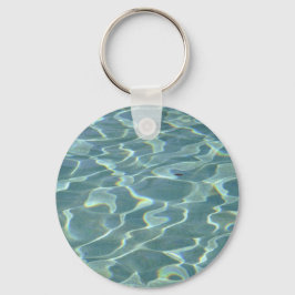 Chaveiro água numa piscina de natação