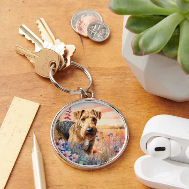 Chaveiro Airedale Terrier em uma campina de flores silvestr (Mesa)